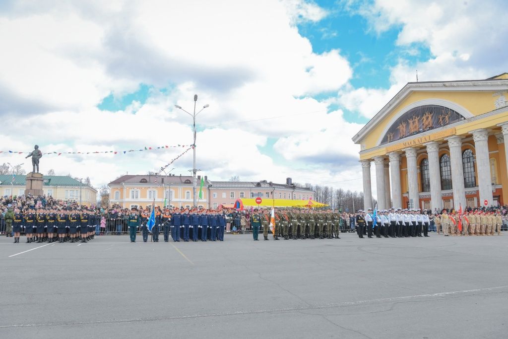 Глава Карелии принял парад в честь Дня Победы в Петрозаводске