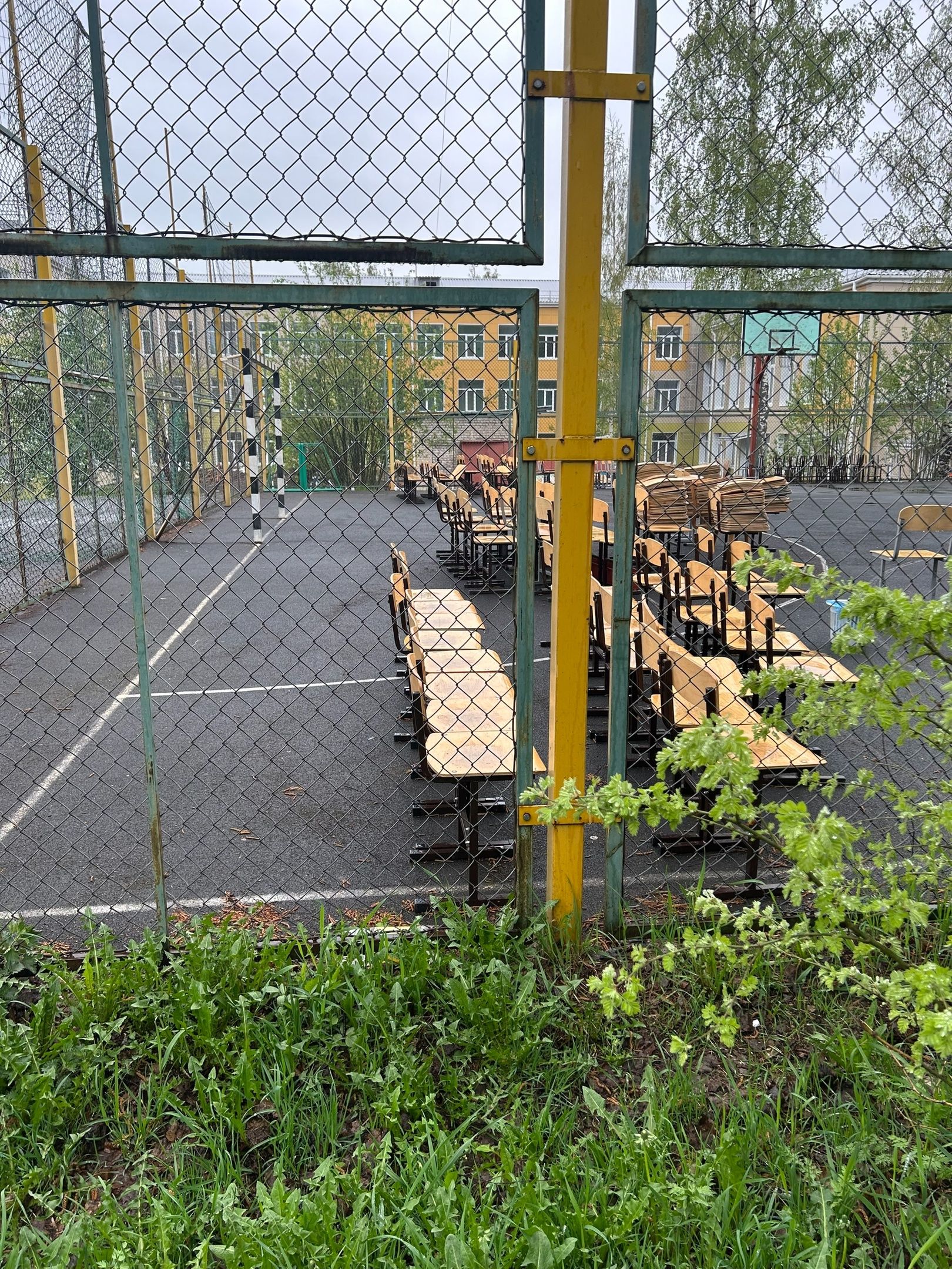 Школьную мебель оставили гнить под дождем в Петрозаводске