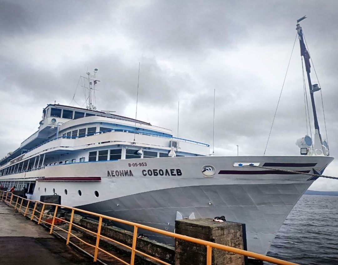 Первый круизный лайнер пришвартовался к причальному комплексу в Петрозаводске