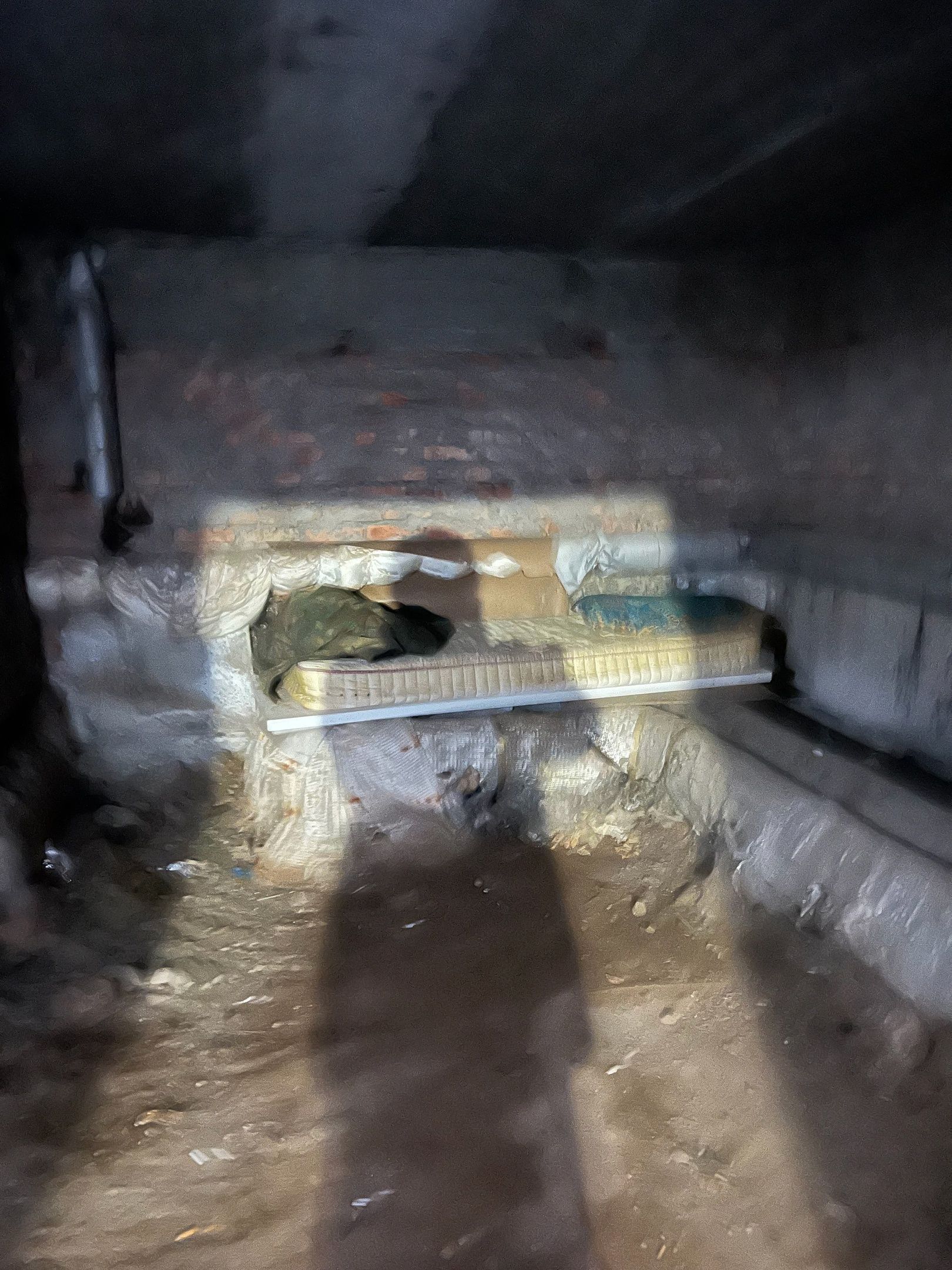 Жители многоэтажки в Петрозаводске обвинили управляющую компанию в халатности и «бомжатнике»