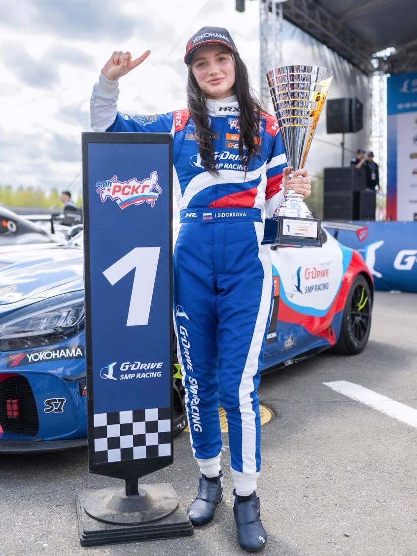 Автогонщица из Петрозаводска стала лидером на чемпионате России по кольцевым гонкам
