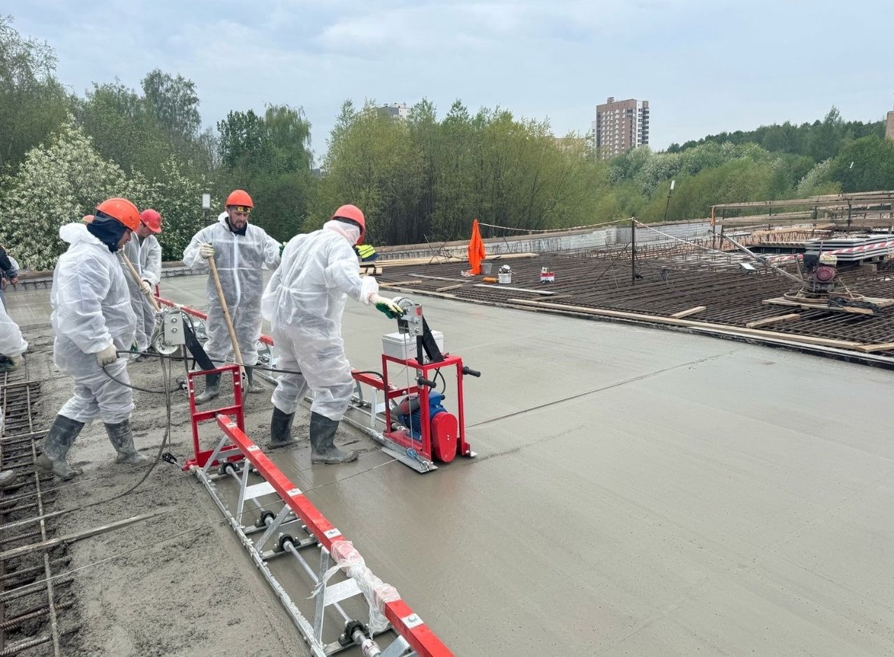 Работники приступили к бетонированию моста на улице Маршала Мерецкова