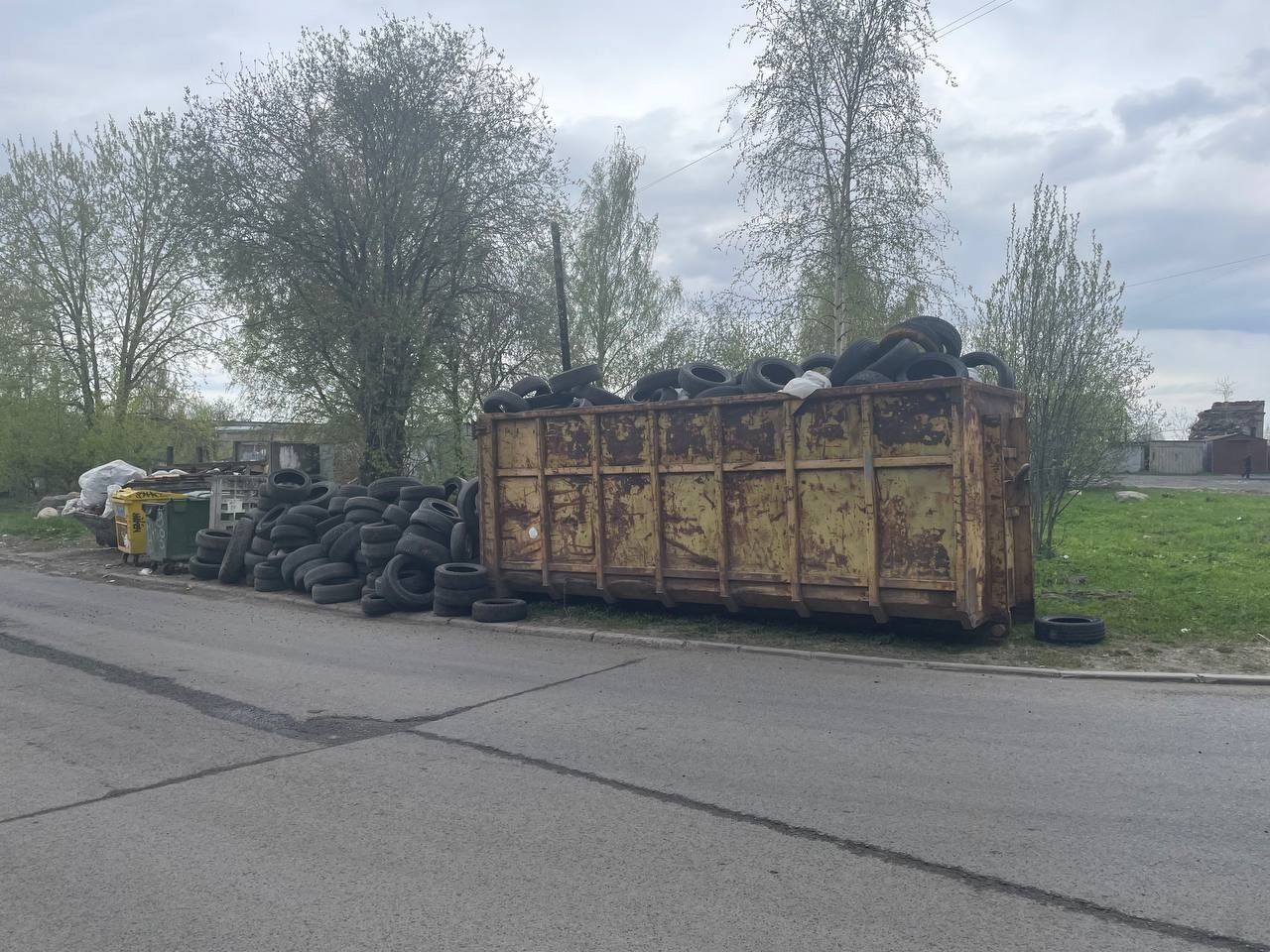 Жители Петрозаводска пожаловались на свалку покрышек у жилых домов
