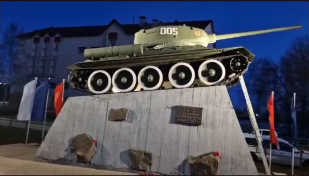 В Петрозаводске подсветили легендарный танк