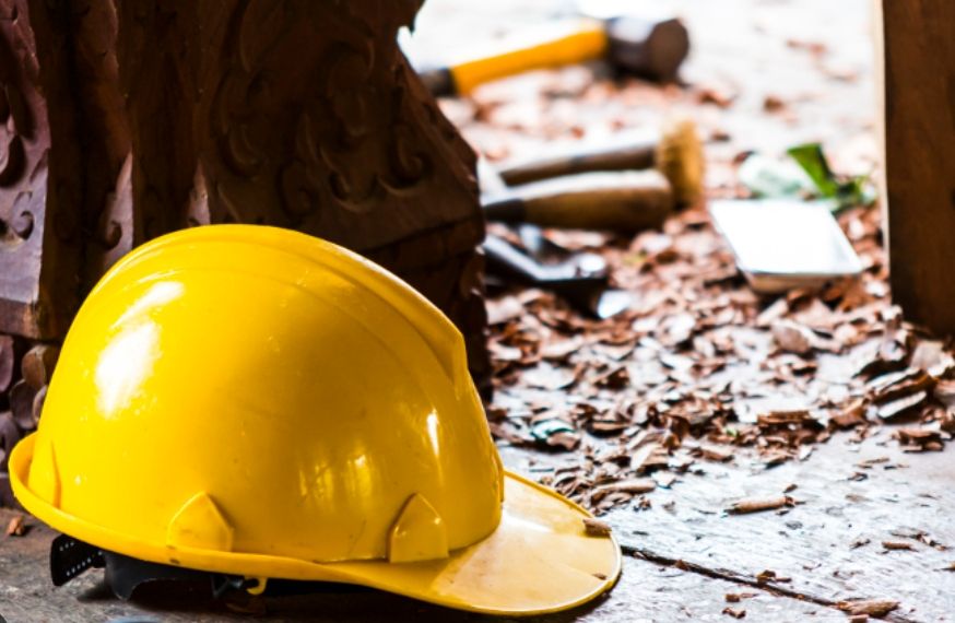 Работник в Карелии загорелся на производстве, закурив во время сварочных работ