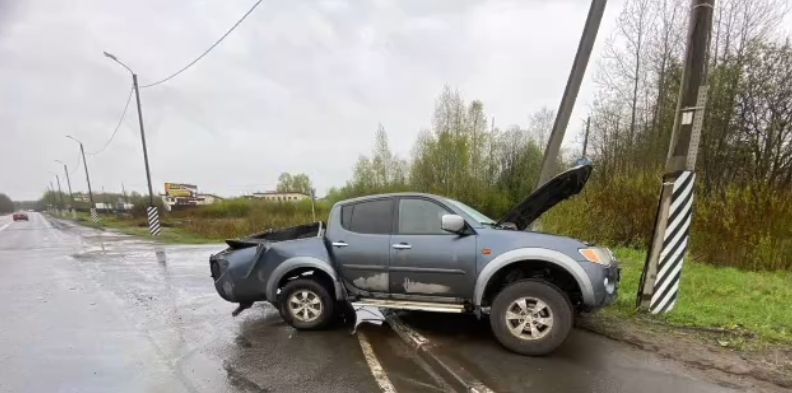 Грузовик столкнулся с пикапом недалеко от Петрозаводска