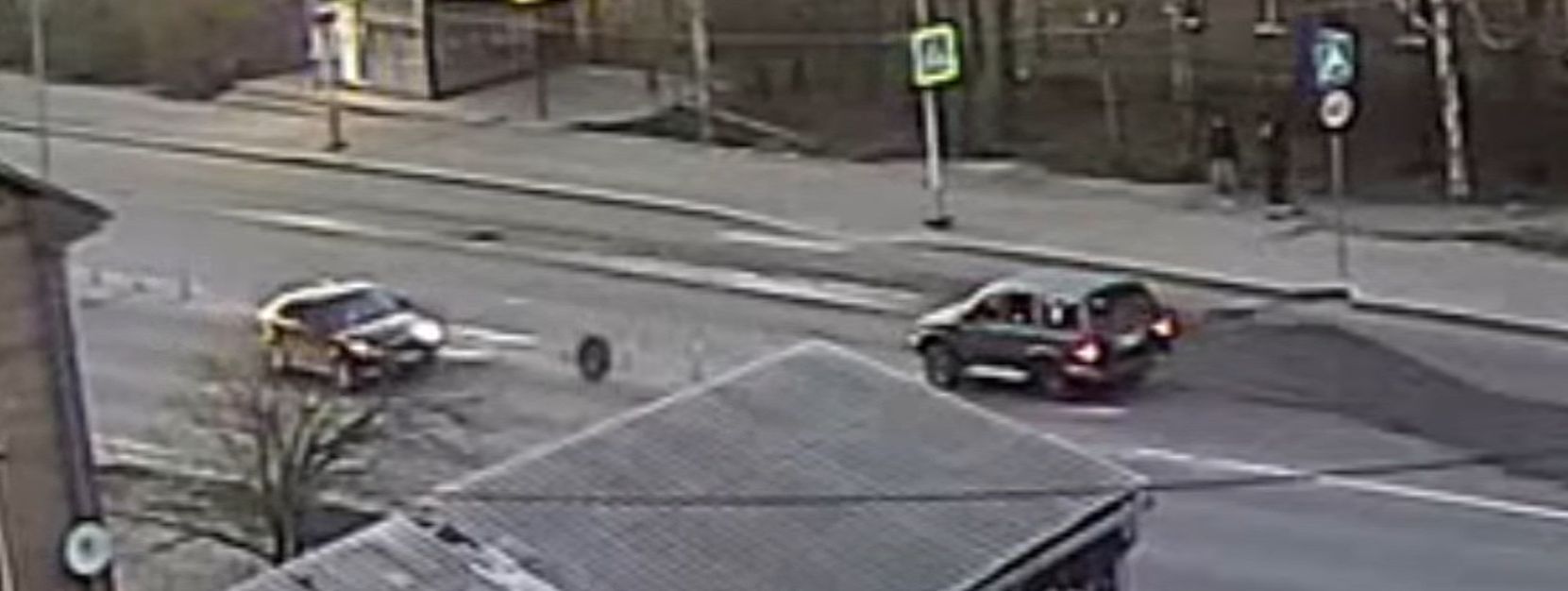 Внедорожник без автостекол потерял еще и колесо на оживленной дороге в Петрозаводске