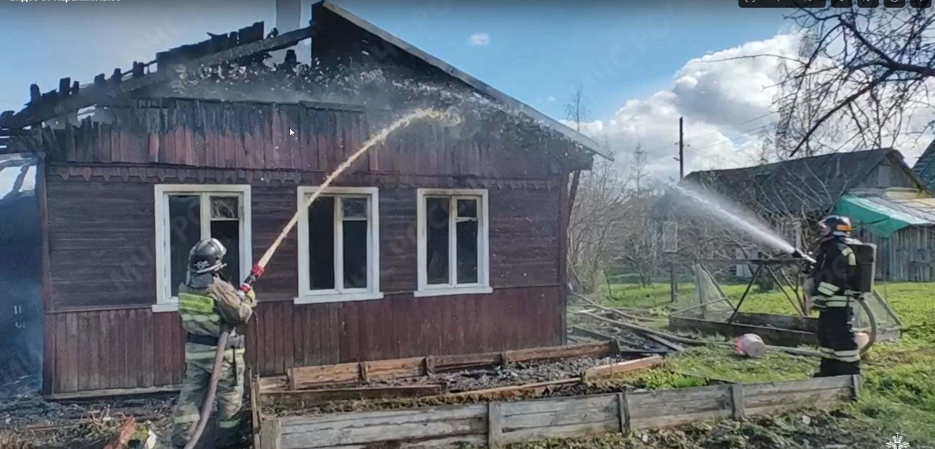 Появились кадры с места пожара в Соломенном, где загорелся жилой дом