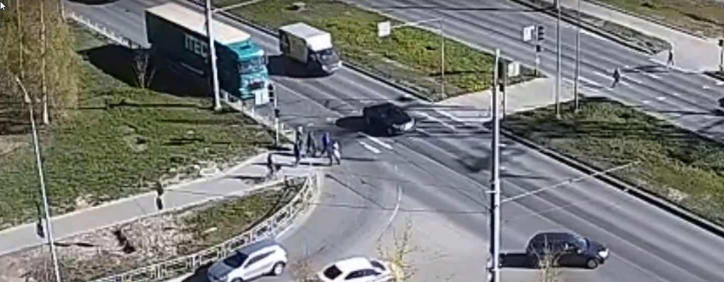 «Могли пострадать люди!»: авто на красный свет вылетело на пешеходов в крупном районе Петрозаводска «Могли пострадать люди!»: авто на красный свет вылетело на пешеходов в крупном районе Петрозаводска