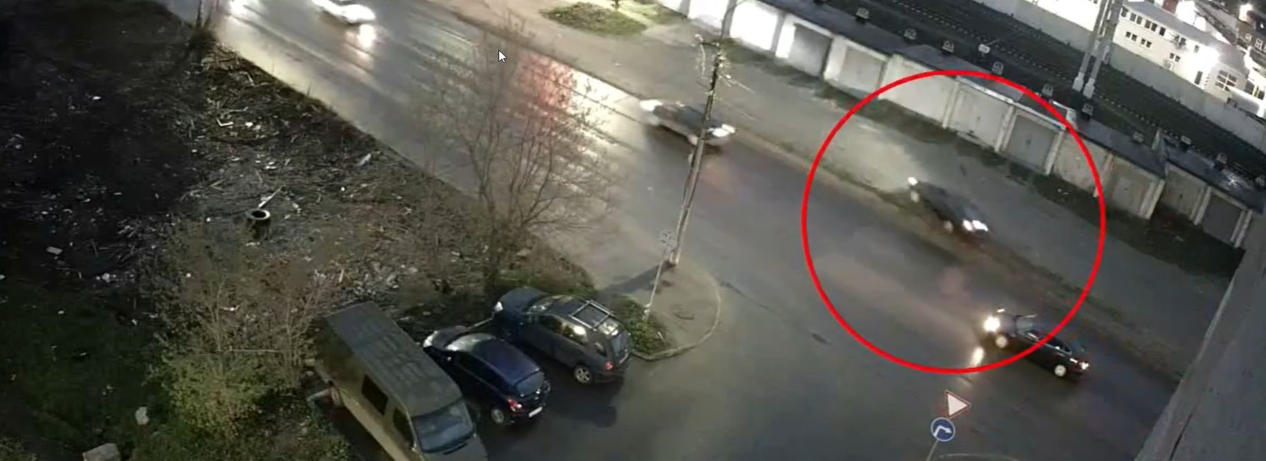 Уходя от столкновения, водитель направил свое авто на гаражи в одном из районов Петрозаводска