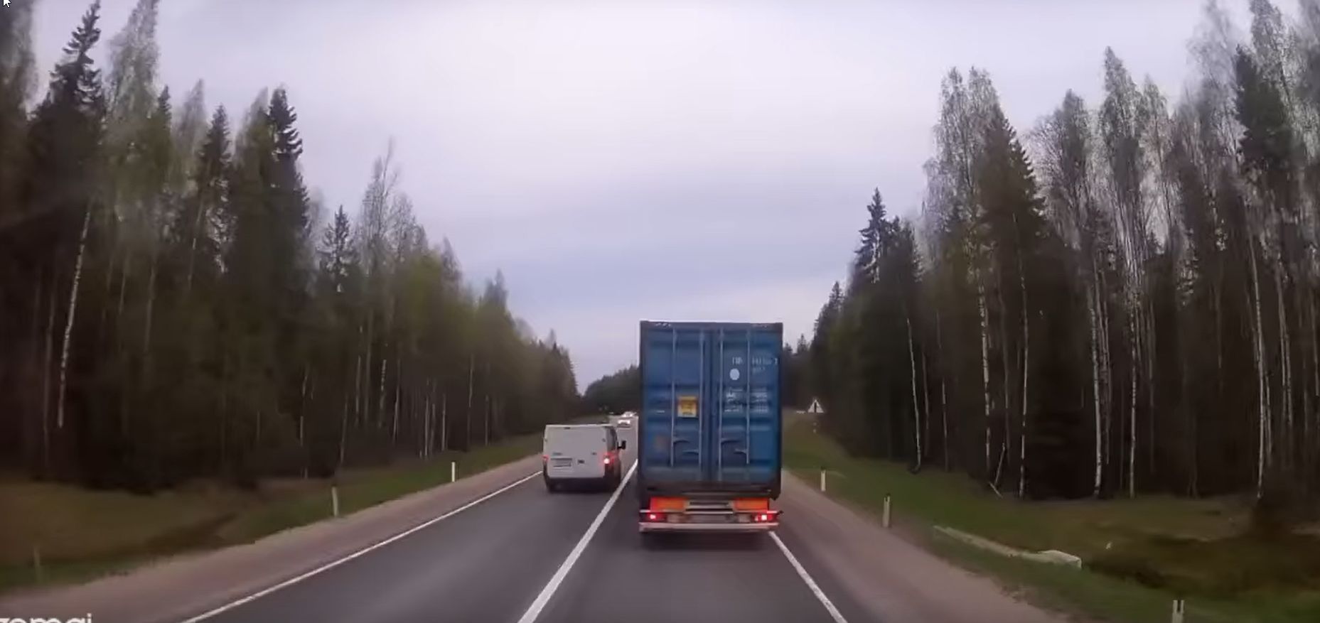 Через сплошную, в лоб по встречке: опасный обгон чудом не привел к страшной аварии в одном из районов Карелии