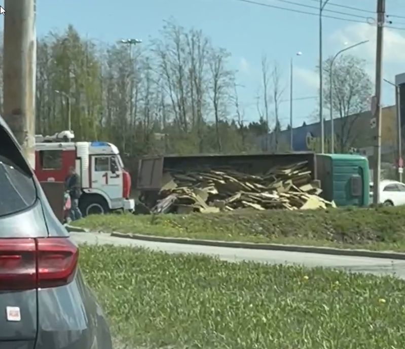 Груженый самосвал опрокинулся в крупном районе Петрозаводска