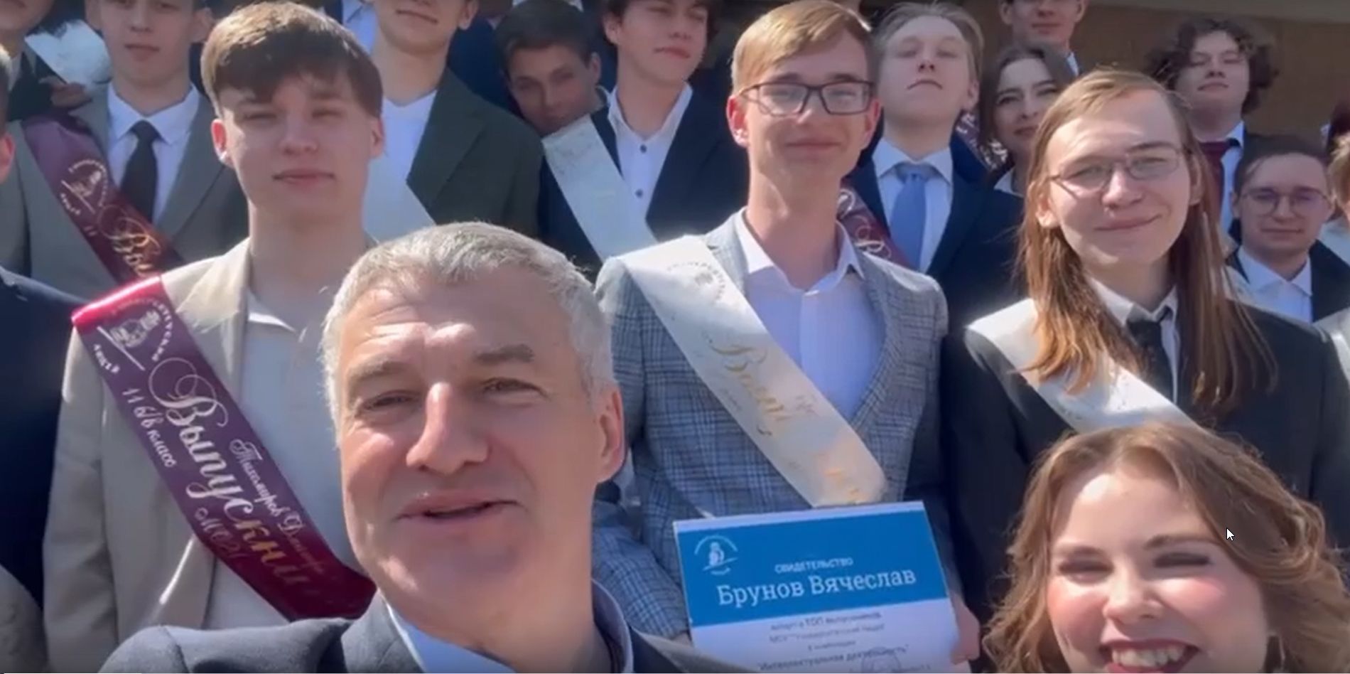 «В добрый путь!»: глава Карелии напутствовал выпускников республики