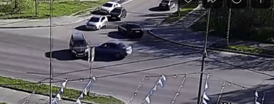 Водитель рискнул, не заметив опасность: два авто столкнулись на оживленной дороге Петрозаводска