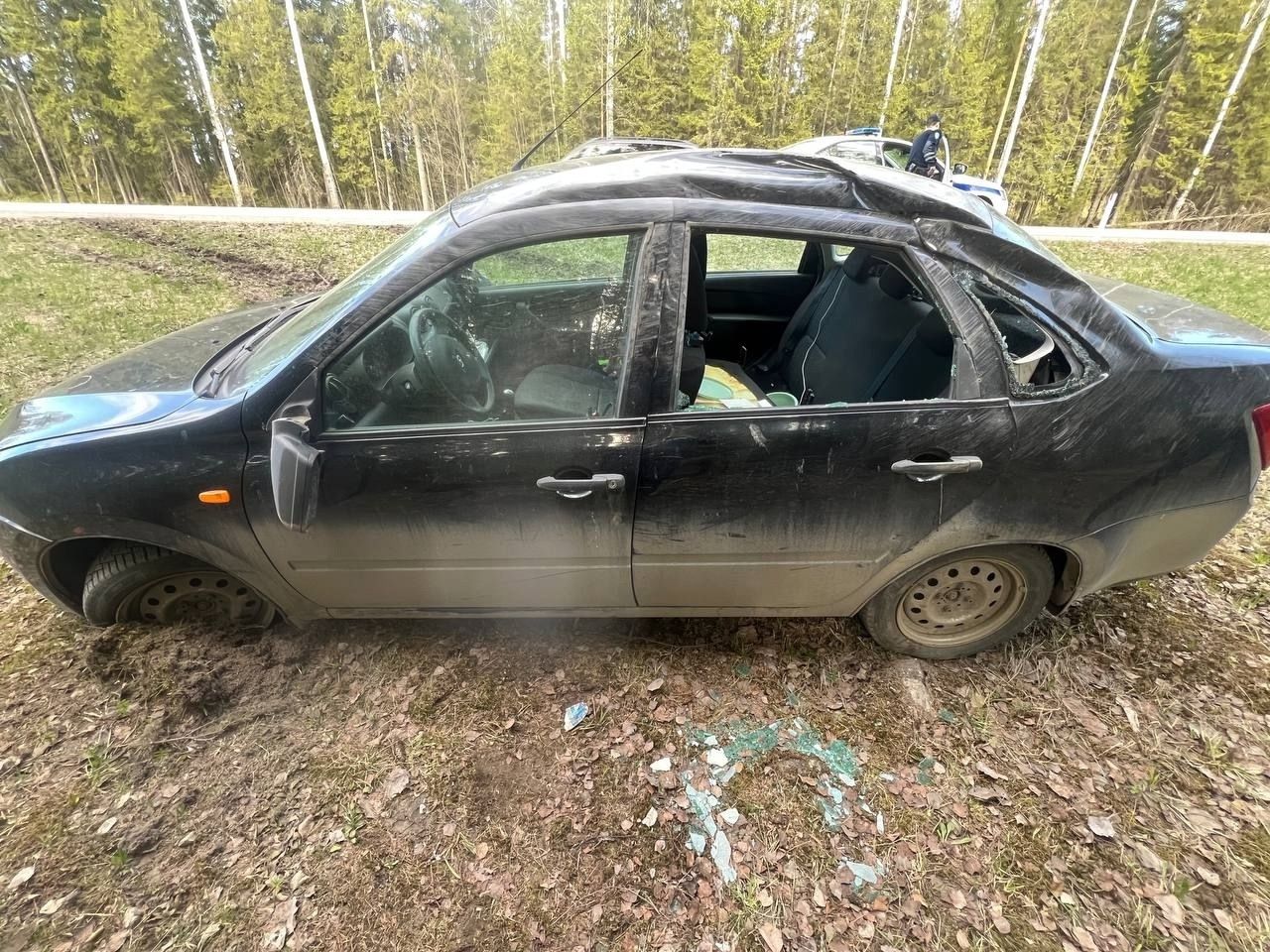 Легковушка легла на крышу после заноса на трассе в Карелии