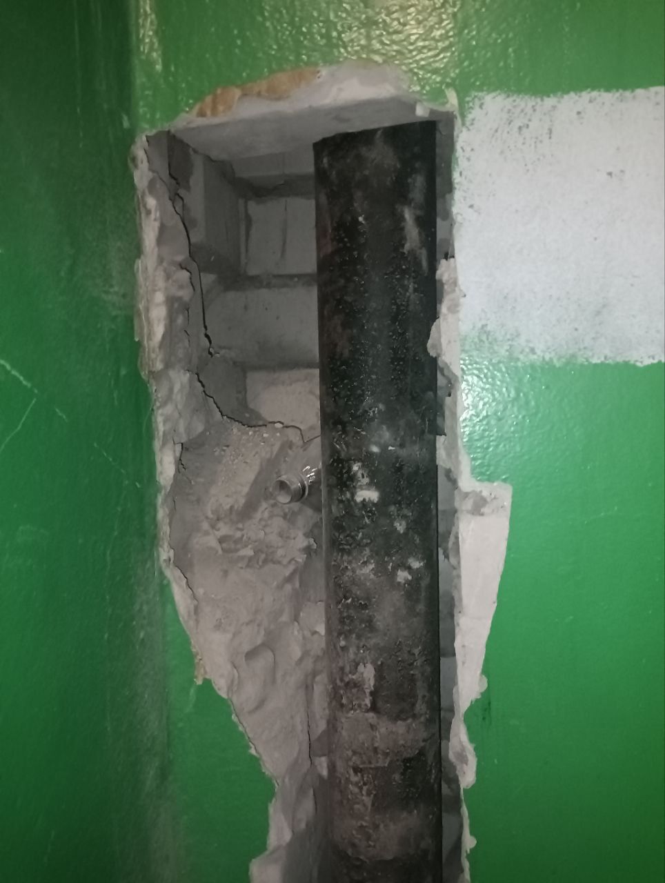 Неизвестные разбирают на кирпичи общежитие в Петрозаводске