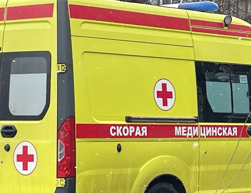 Автомобиль сбил дальнобойщика на трассе в Карелии, водитель уехал с места ДТП