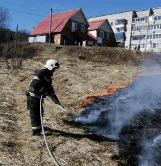 Пожарные спасли магазины от огня в Пудоже