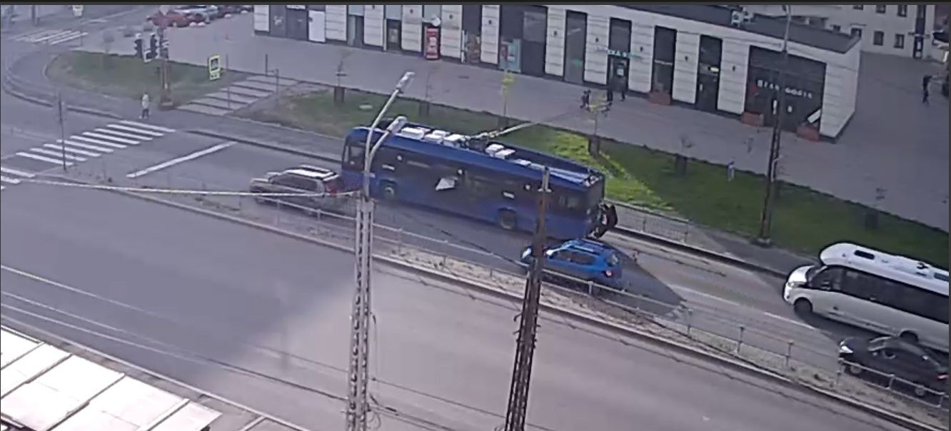 «Доехать ценой жизни»: юный зацепер оседлал троллейбус на оживленной магистрали Петрозаводска