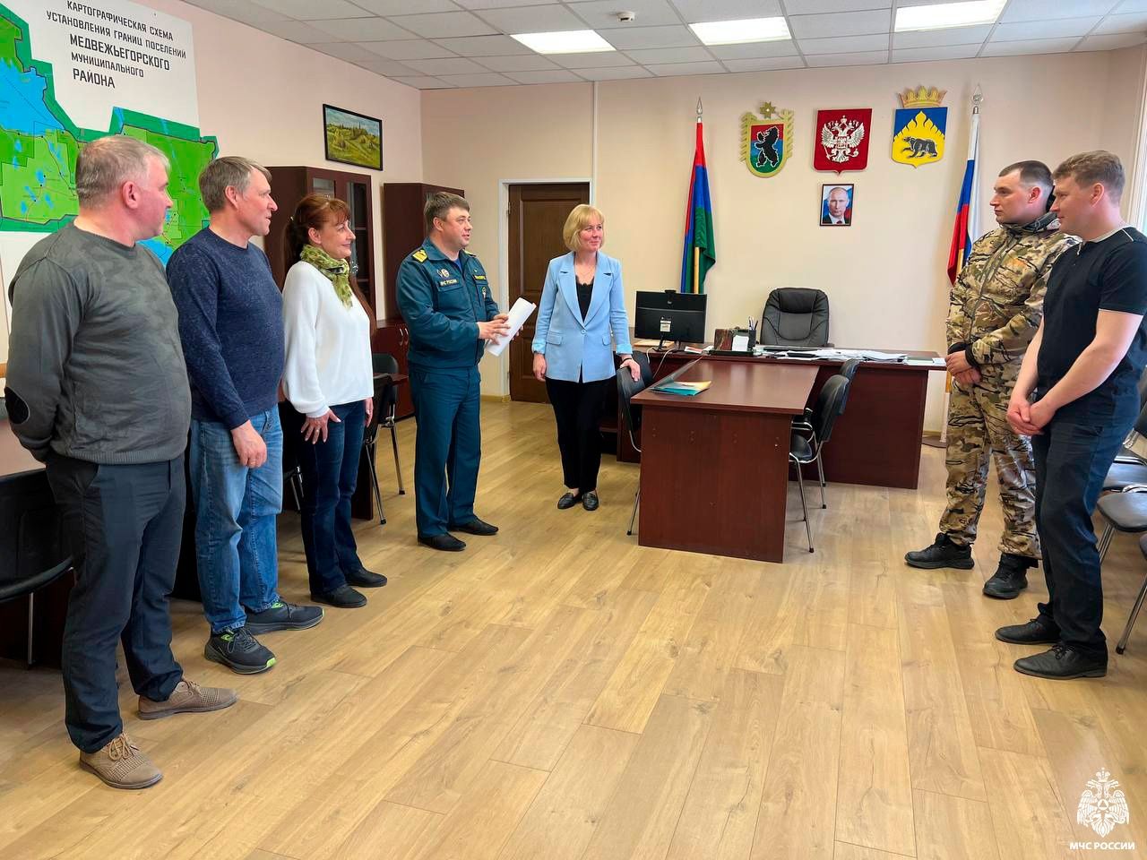 Появились фото вручения благодарственных писем жителям Карелии за спасение четверых провалившихся под лед рыбаков