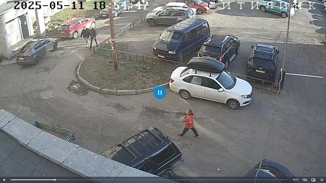 Подростки в расширенном центре Петрозаводска подкладывали камни под колеса машин