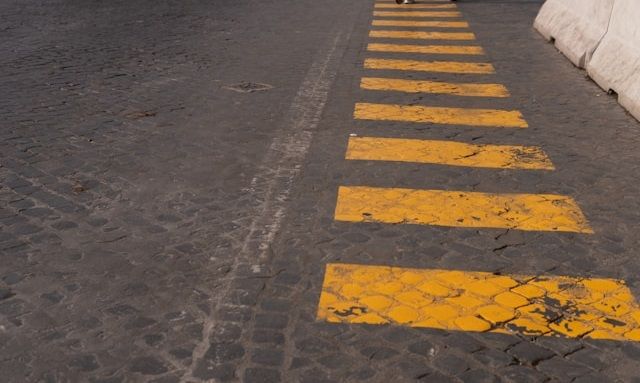 Дорожный рабочий был сильно травмирован на трассе в Карелии