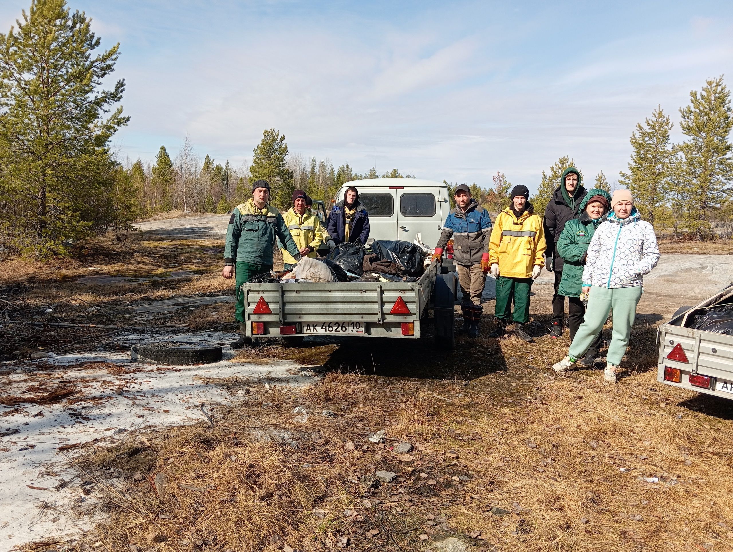 За мусорщиками на севере Карелии пришлось убирать лесничим и пожарным