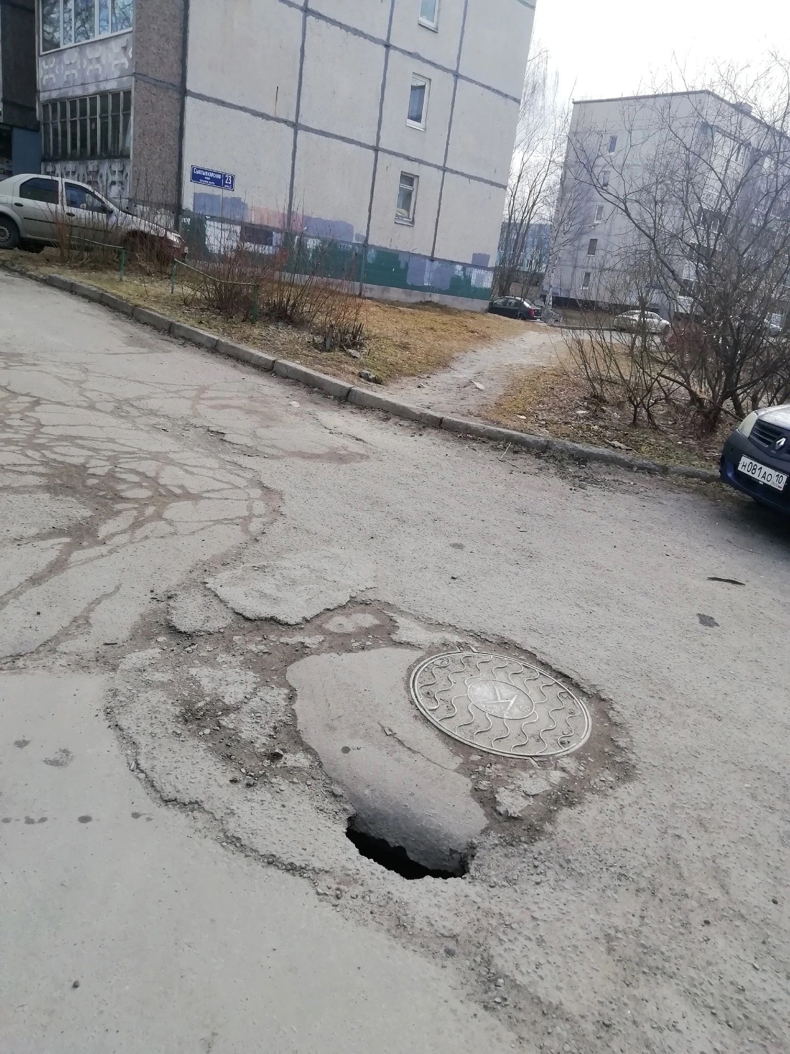 Опасная яма: асфальт провалился в густонаселенном районе Петрозаводска