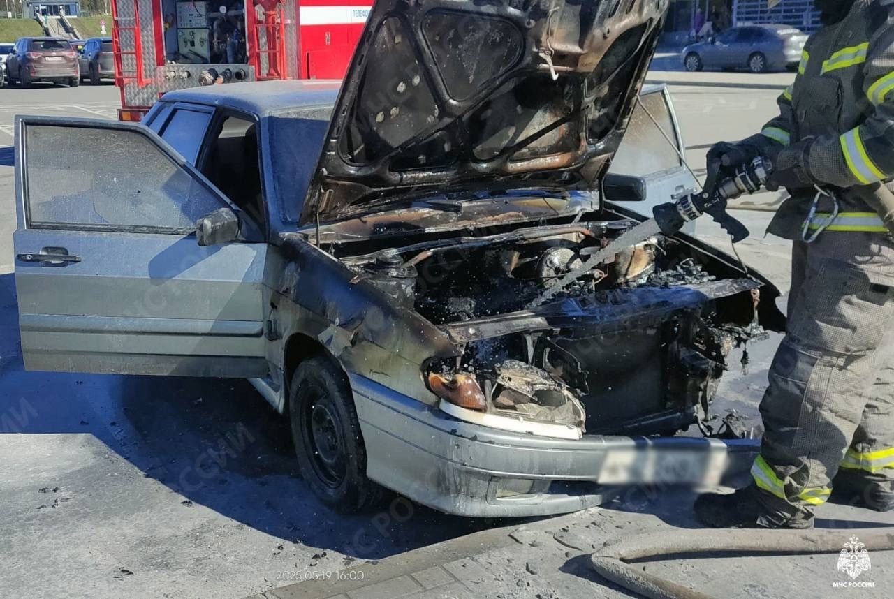 Спецы рассказали, почему загорелся автомобиль у популярного гипермаркета в Петрозаводске