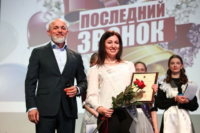 Элиссан Шандалович в Медгоре поздравил выпускников с Последним звонком