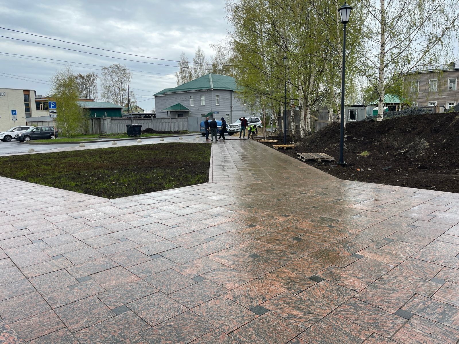 Подрядчик перекладывает плитку в сквере у новой ротонды в Петрозаводске