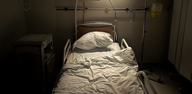 Житель Прионежья не выжил после страшных ожогов от загоревшейся газонокосилки