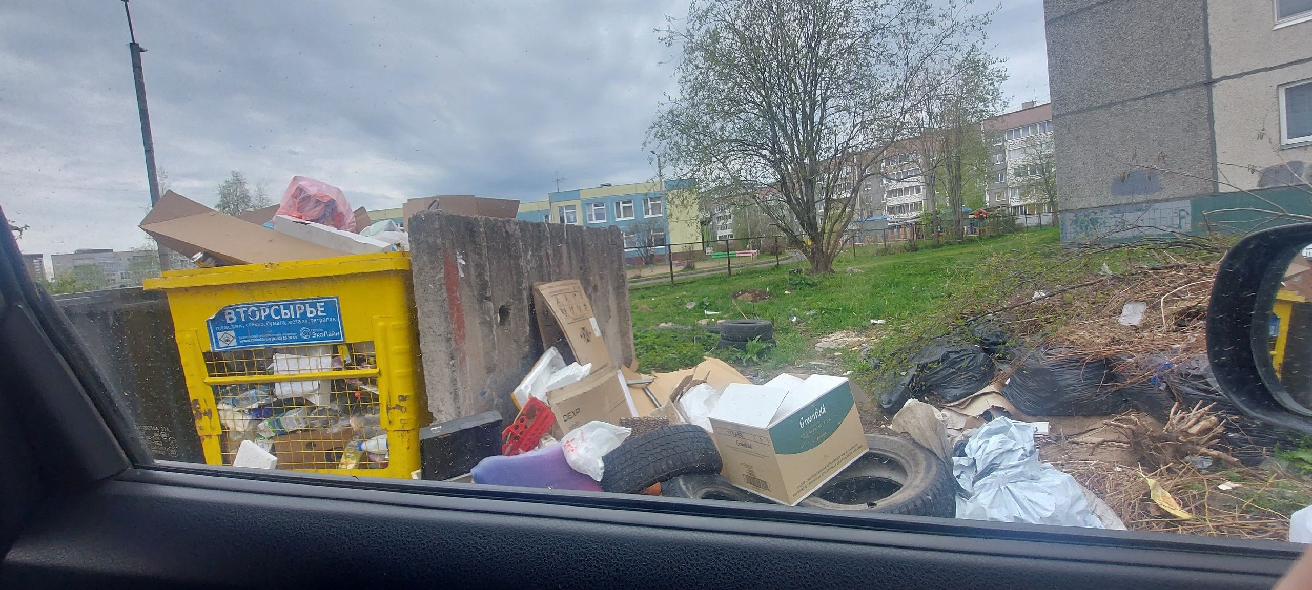 Родители Петрозаводска пожаловались на состояние проезда у школы и детсада