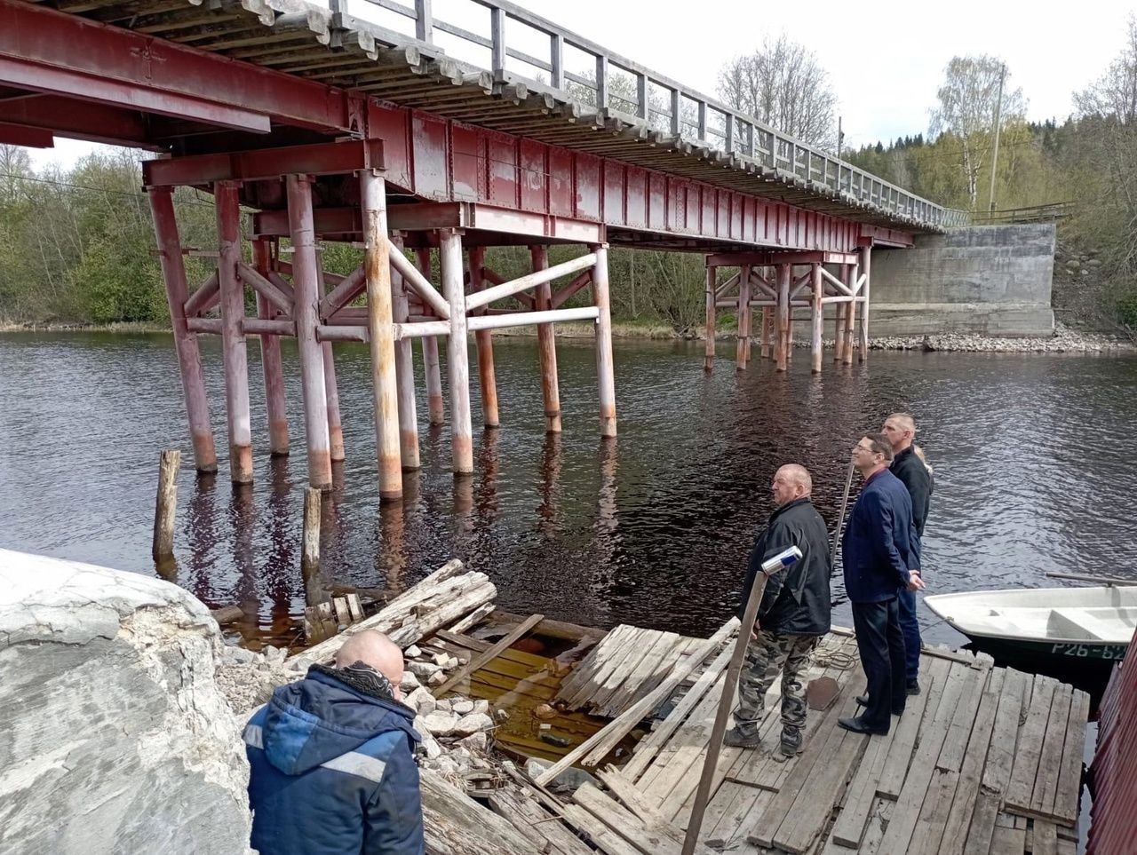 Аварийный мост начали ремонтировать в Питкярантском округе