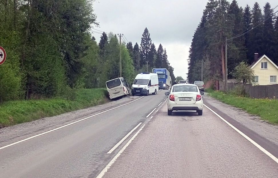 Городской автобус в Приладожье попал в ДТП- водителю стало плохо
