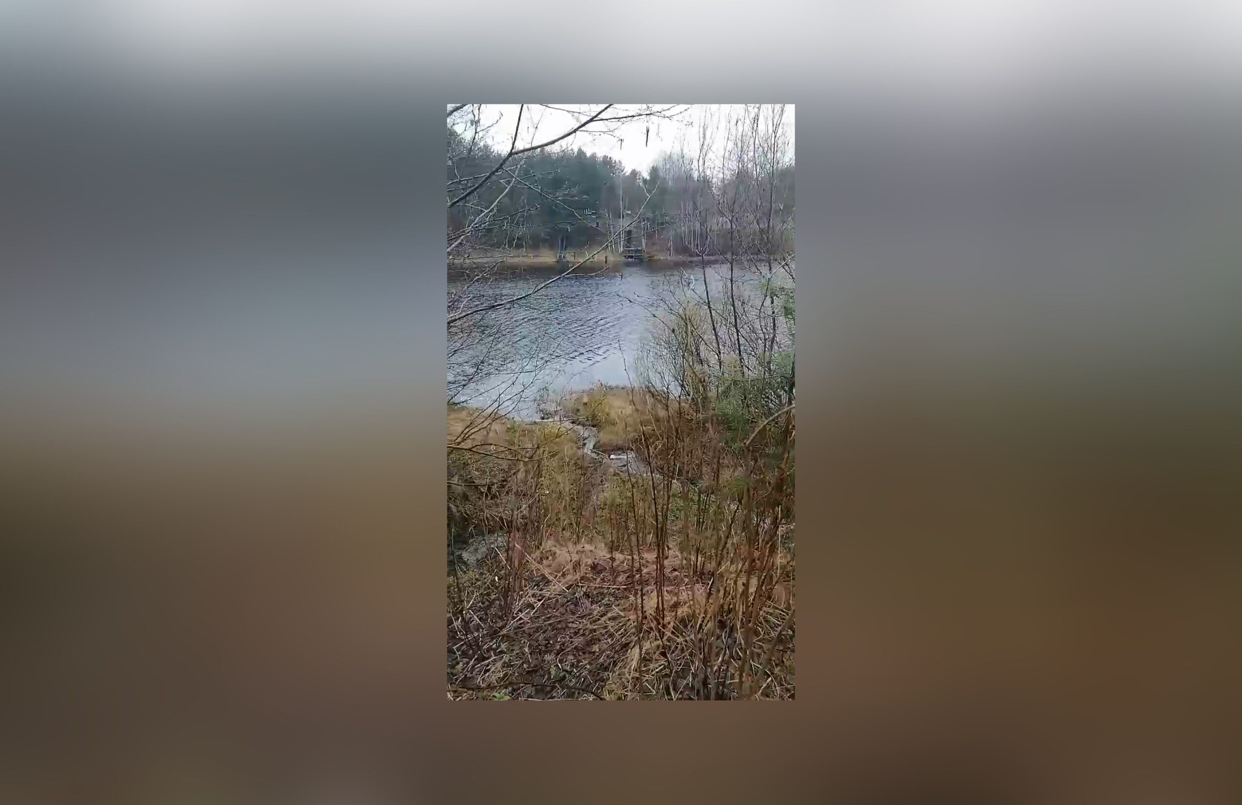 Сточные воды стекают в реку на юге Карелии