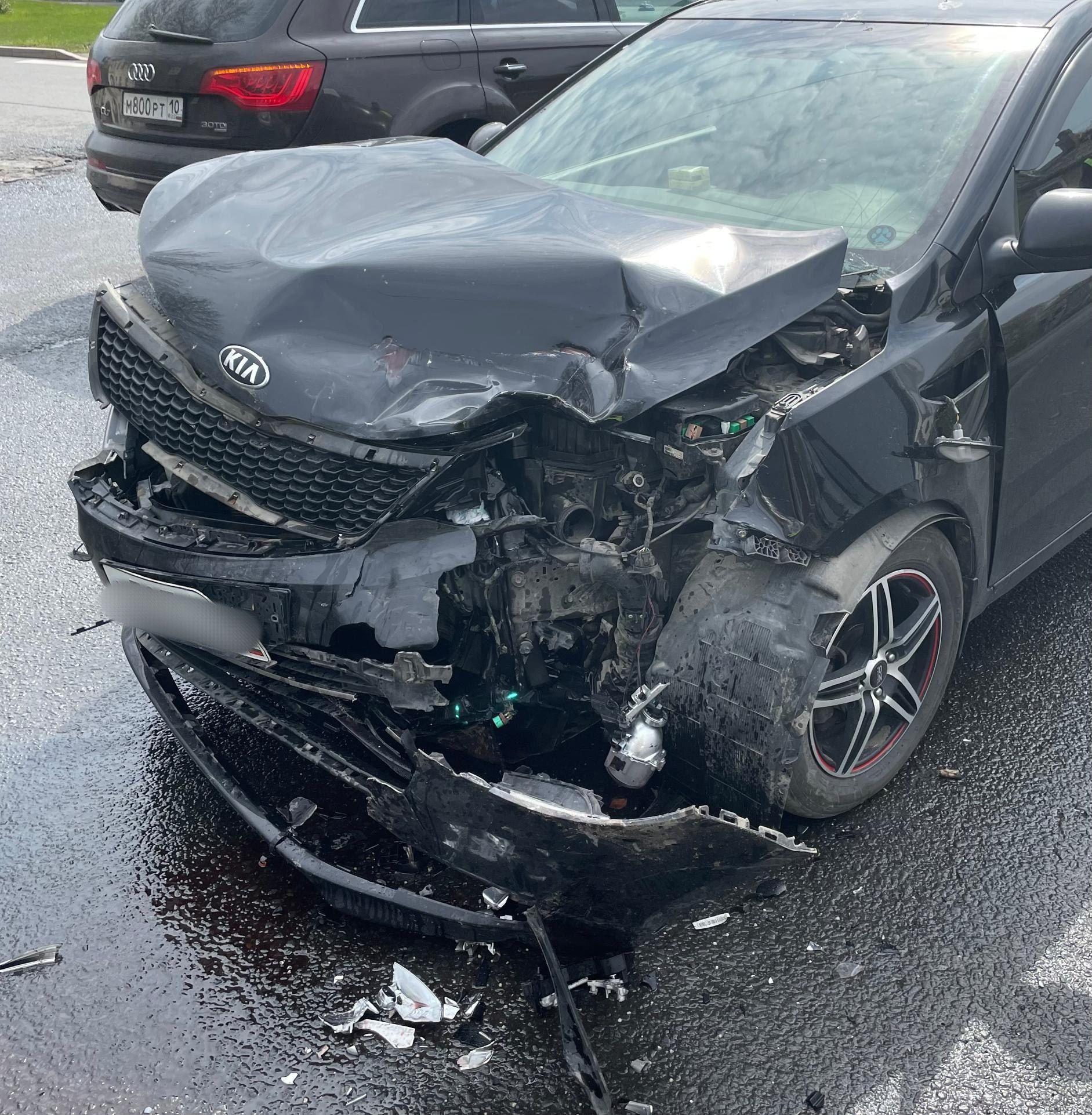 Пассажира госпитализировали после жесткого столкновения автомобилей в одном из районов Петрозаводска