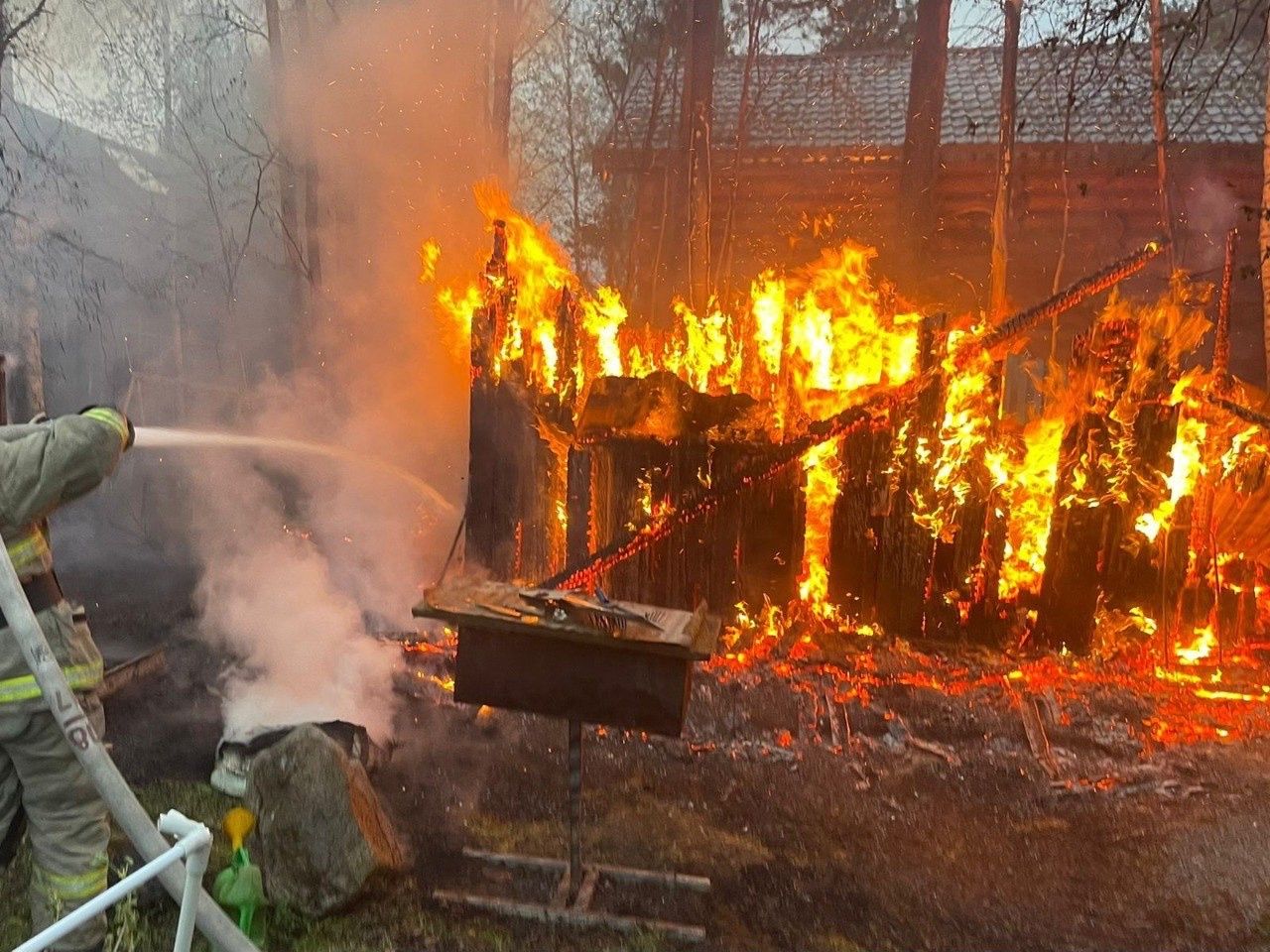 Огнеборцы успели вынести газовый баллон из полыхающей постройки в Прионежье