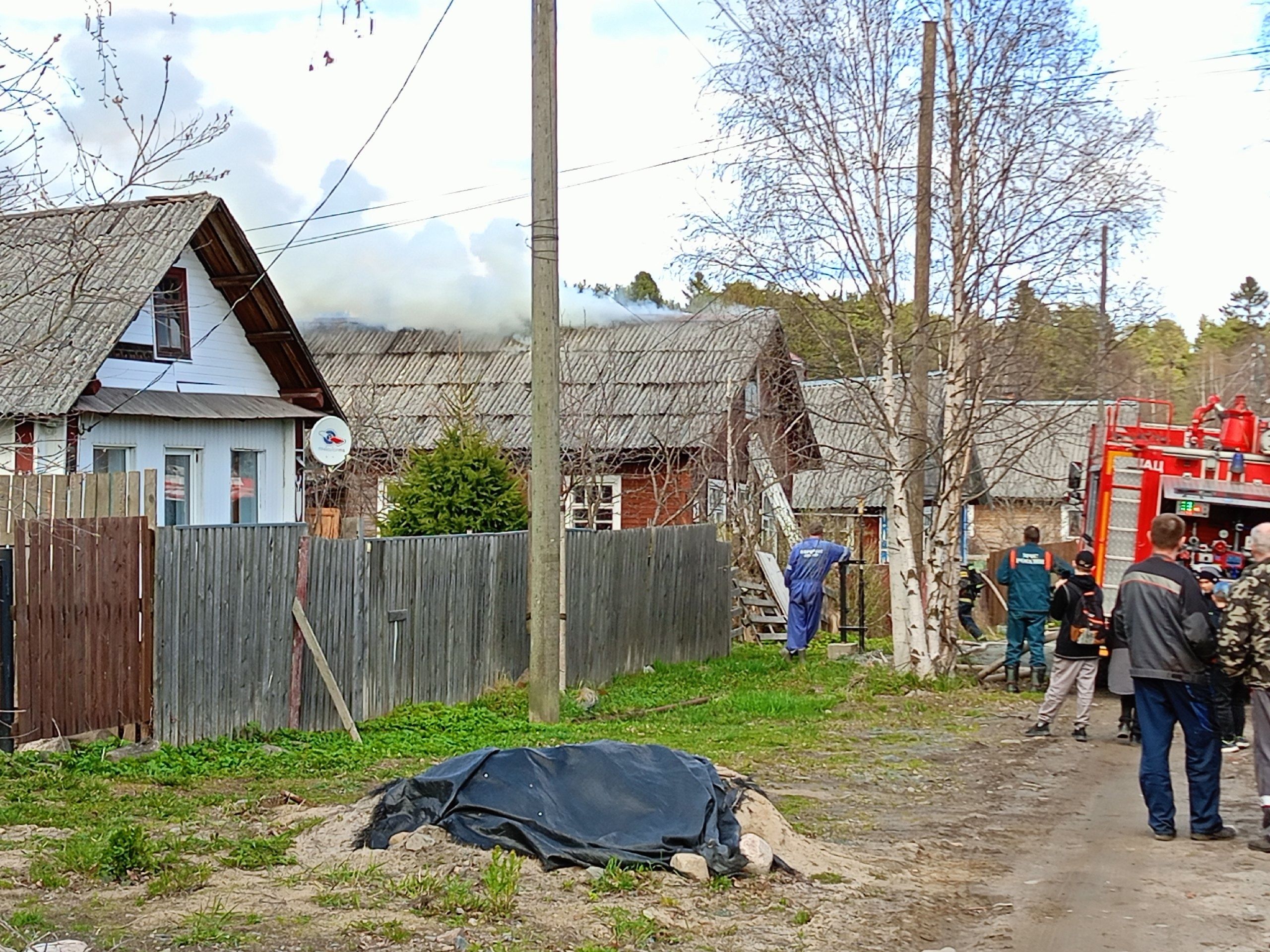 Жилой дом горит в отдаленном районе Петрозаводска — на месте работают 23 огнеборца