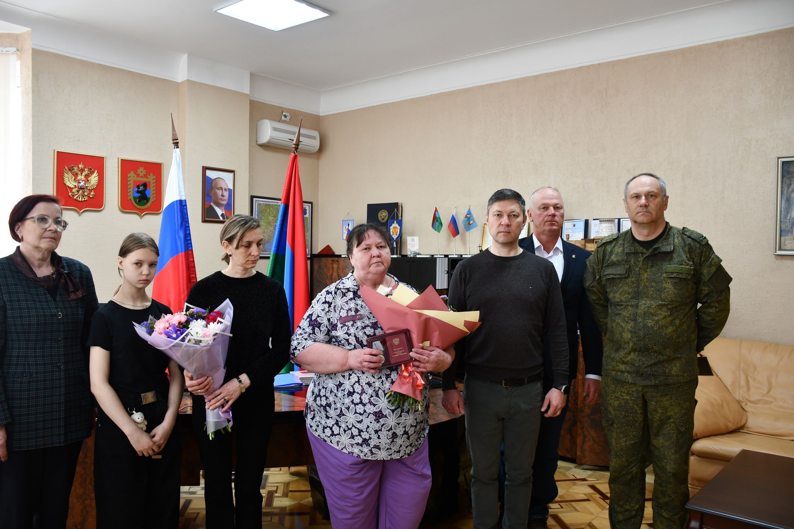 Матери погибшего на СВО бойца передали медаль «За отвагу» в Карелии