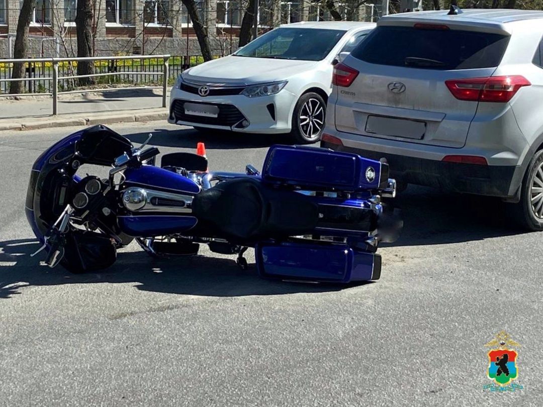 Появились подробности и фото с места аварии с участием мотоциклиста в центре Петрозаводске