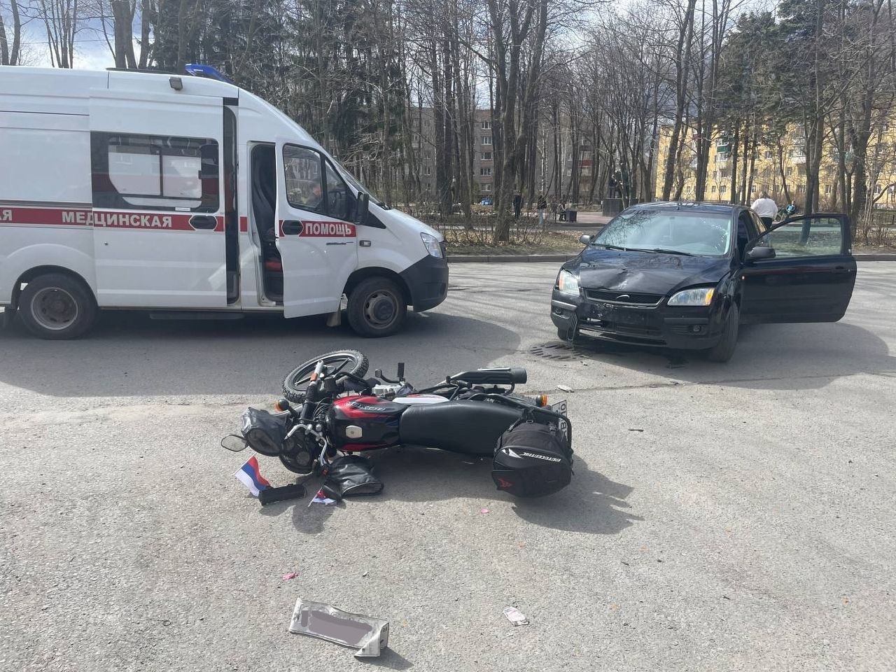 Водитель легковушки отправил подростка-мотоциклиста на больничную койку в городе бумажников Карелии