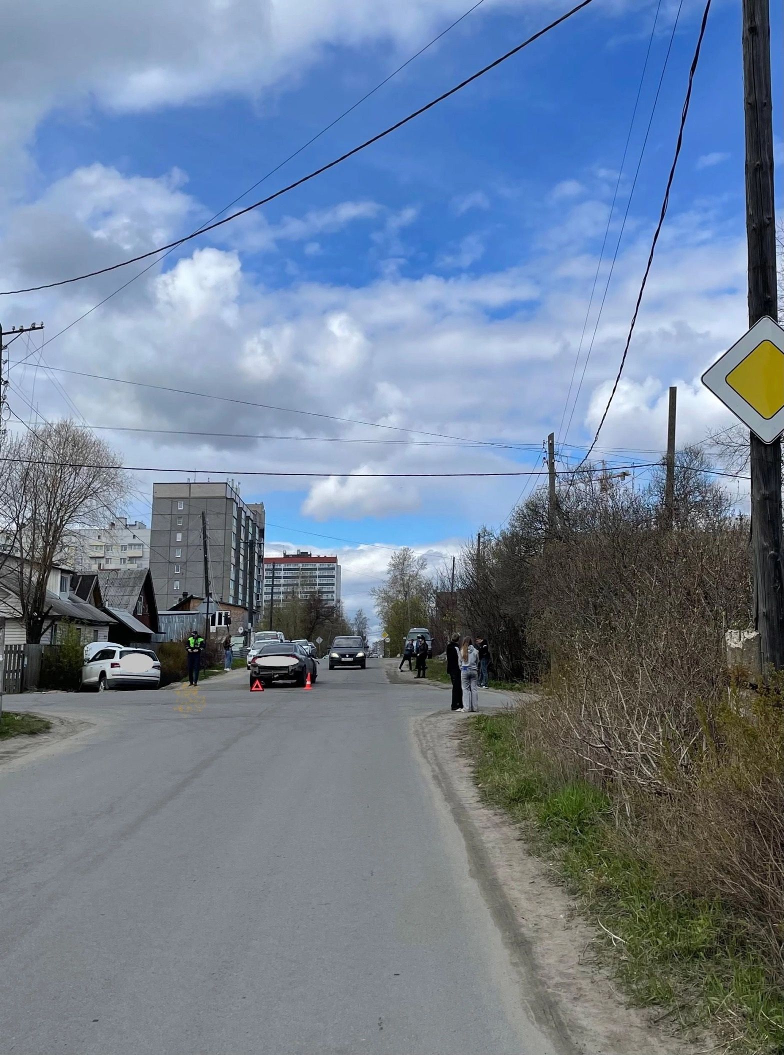 Две иномарки жестко столкнулись в крупном районе Петрозаводска — одна улетела в кусты