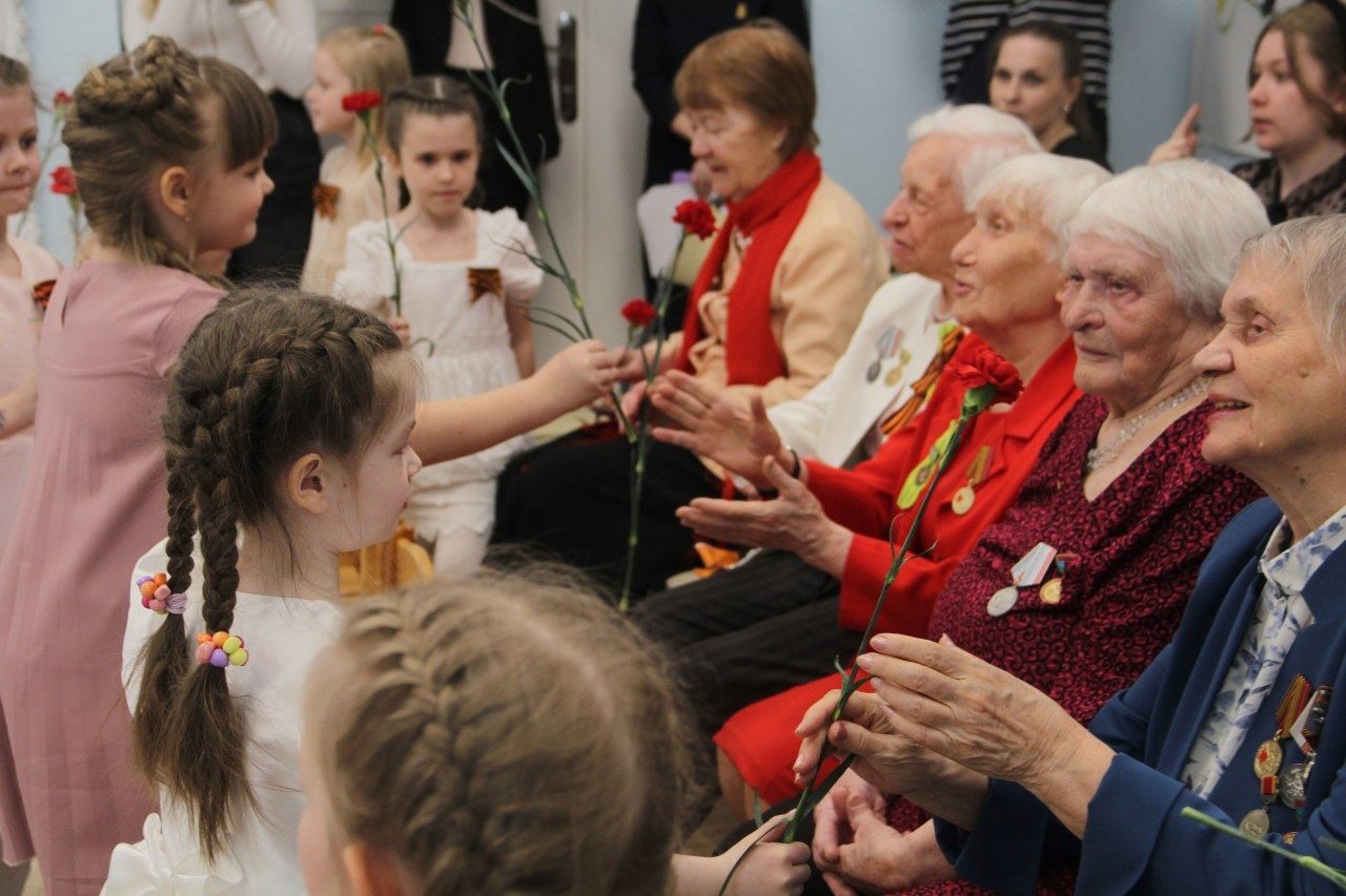 Дети из петрозаводского садика поздравили ветеранов с Днем Победы