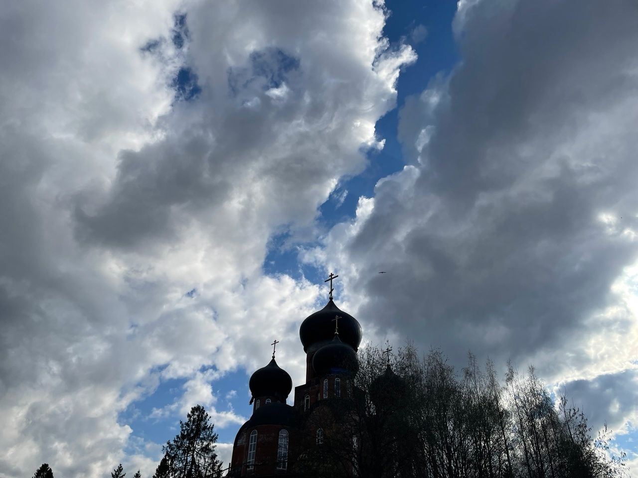 При температуре воздуха от 0°С до +23°С жители Карелии в пятницу сломают голову — в чем выйти из дома