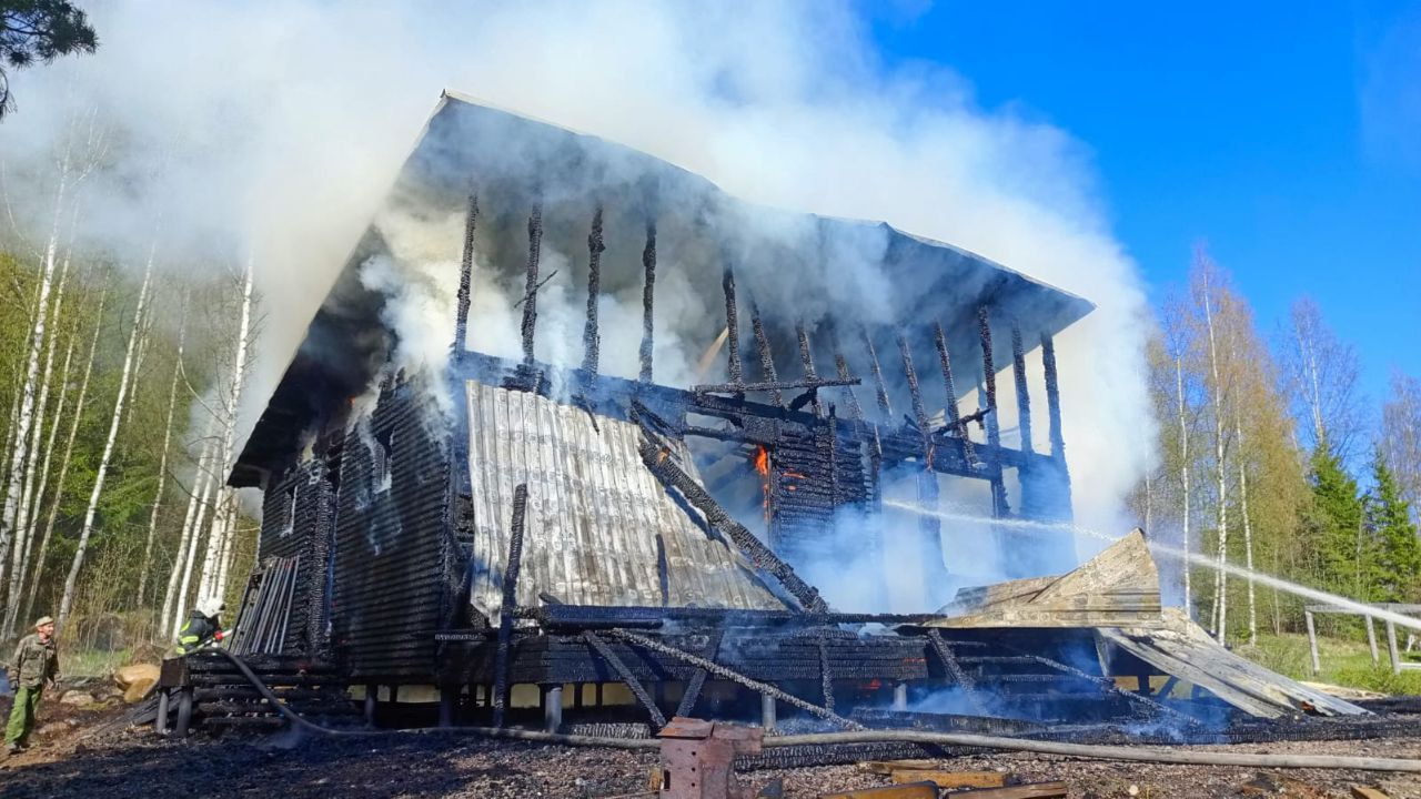 Жилой дом горел в Лахденпохье: пострадал человек