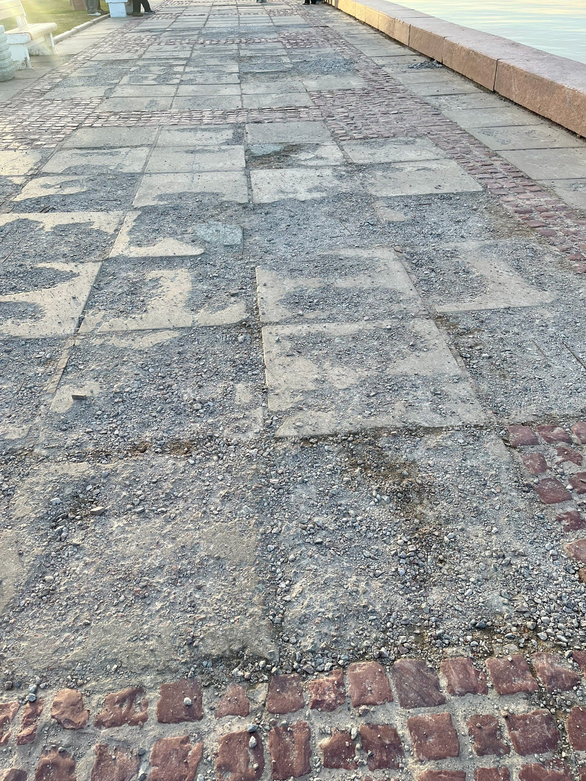 Плиты разрушаются на набережной в Петрозаводске