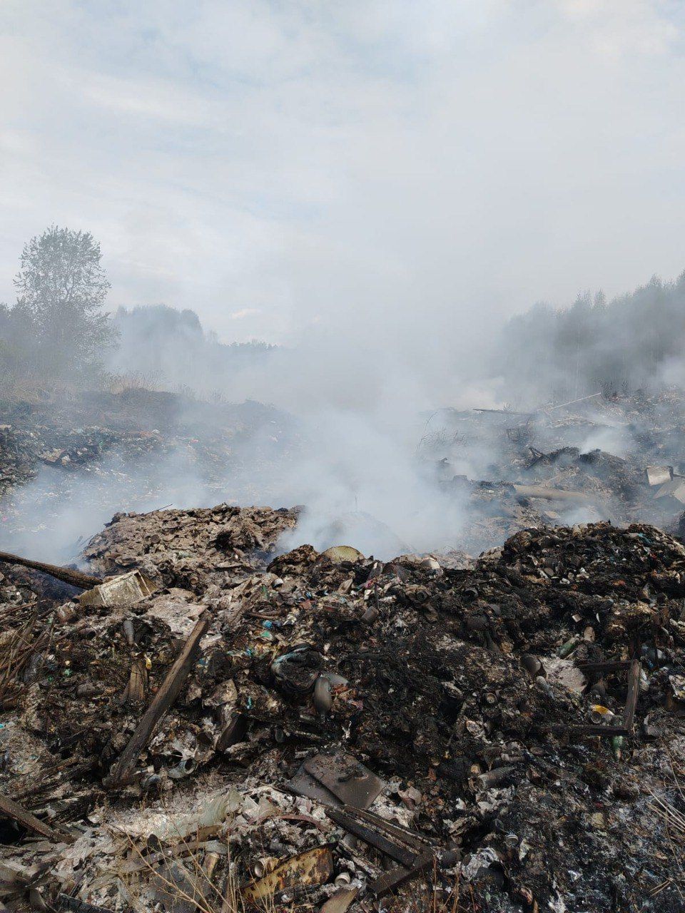 Опасная свалка продолжает тлеть возле поселка Боровой