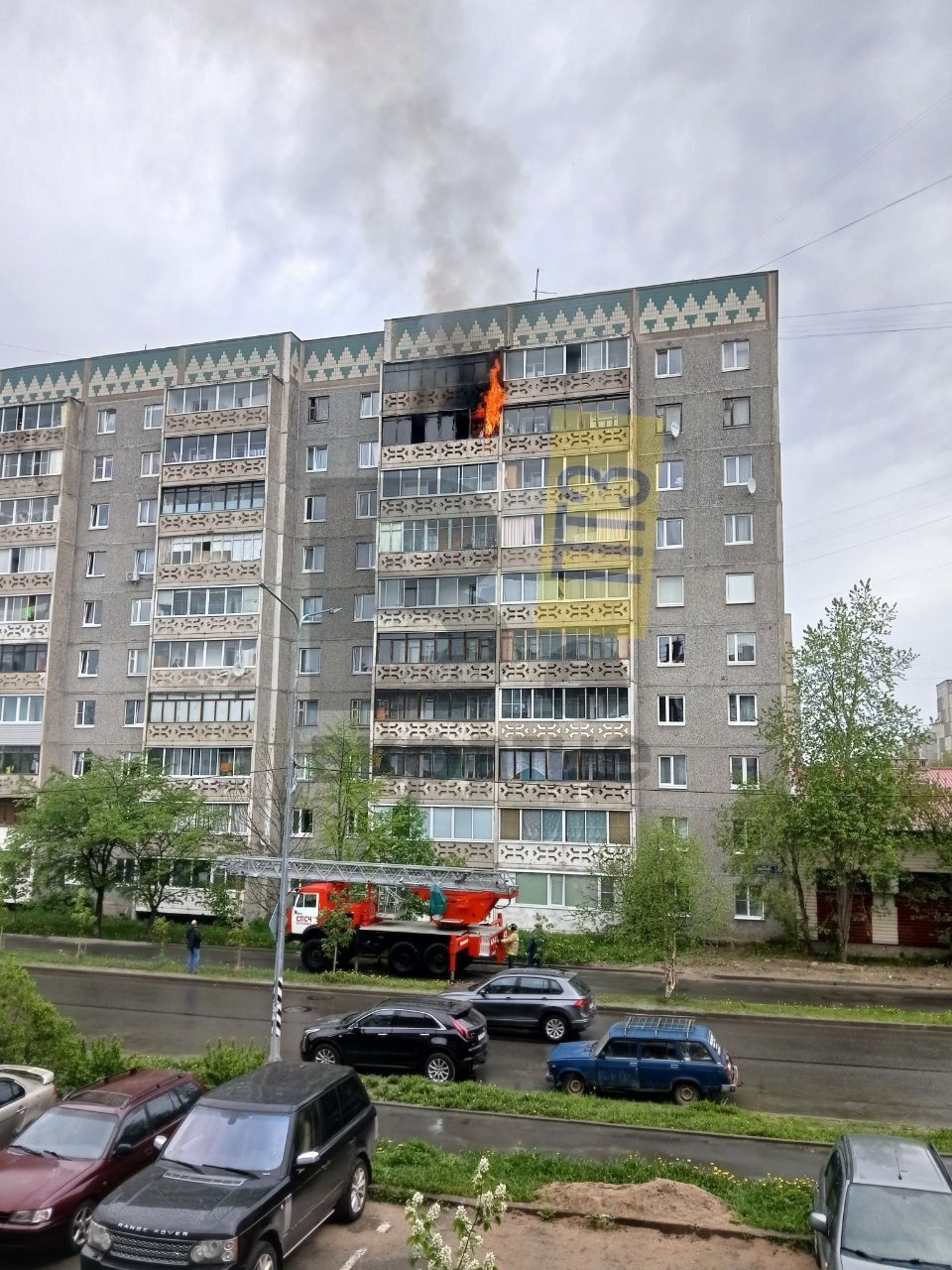 Балкон полыхает в жилом доме в Петрозаводске