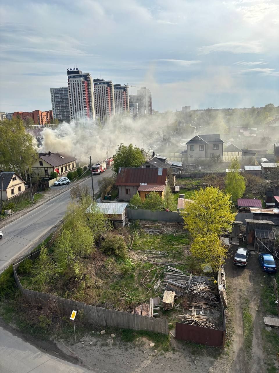 Пожар произошел рядом с жилыми домами в густонаселенном районе Петрозаводска